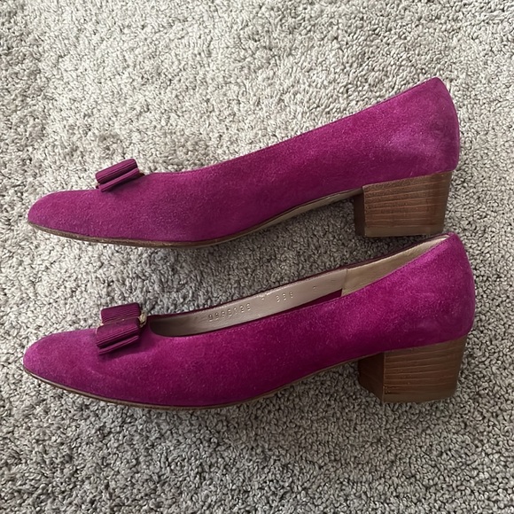 Fuchsia Ferragamo Vara Pumps - Picture 2 of 6